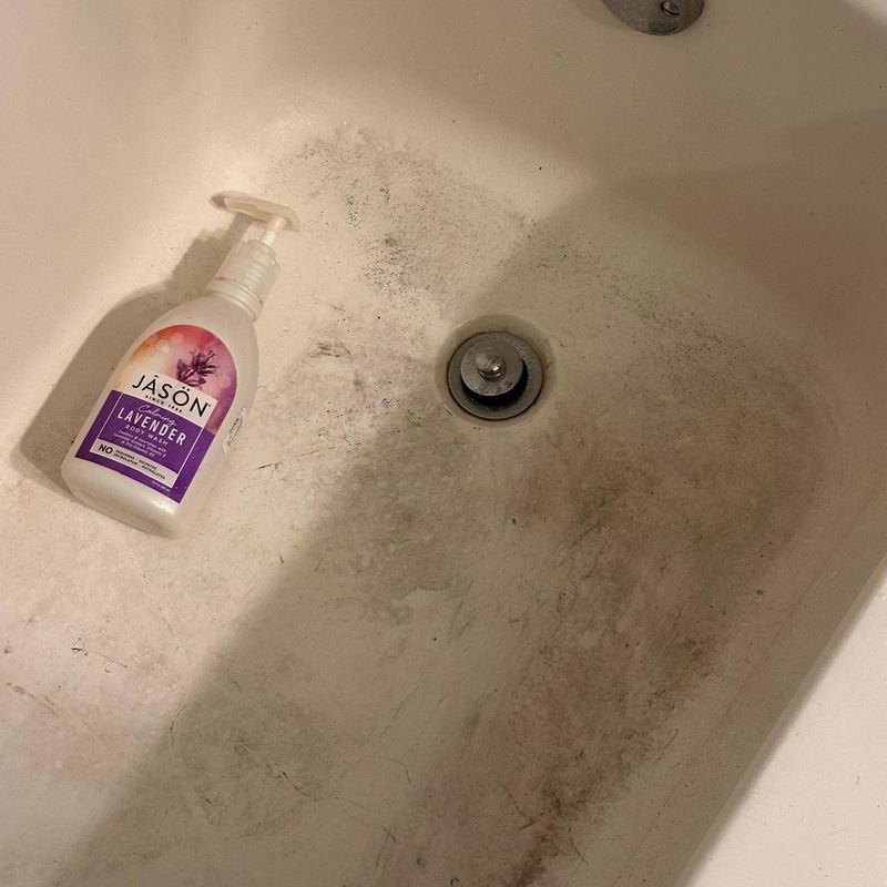 Bathtub before cleaning